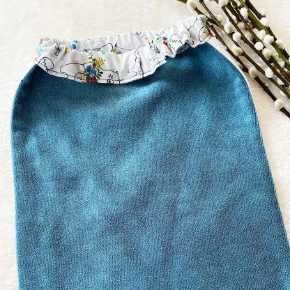 Verso de la serviette élastiquée en tissu popeline Animaux et Fleurs et en tissu éponge bleu